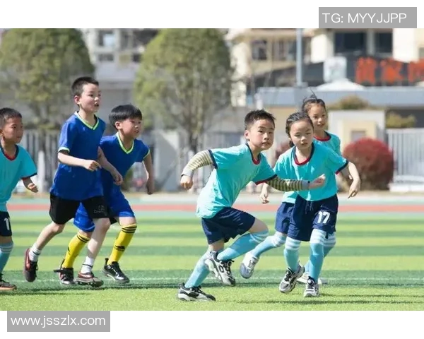 足球明星与路人共同踢球的趣味瞬间与感人故事分享